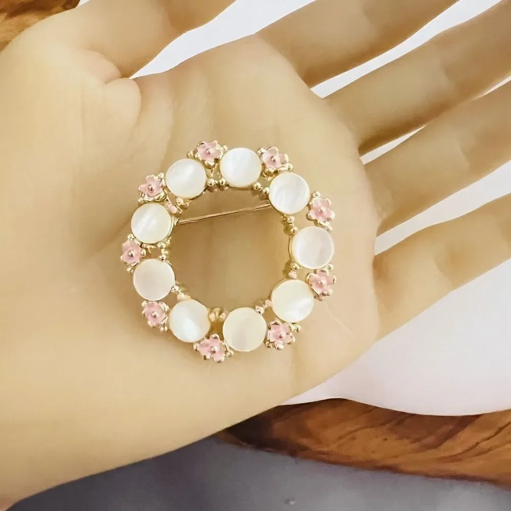 Vintage Brooch Pin with Daisy’s MOTHER OF PEARL Enamel Wreath Gold Tone 1305